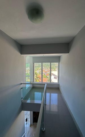 Casa de condomínio à venda com 352m², 4 quartos e 4 vagas Casa de condomínio à venda com 352m², 4 quartos e 4 vagasCorredor