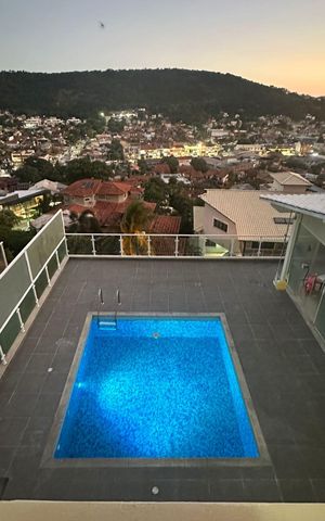 Casa de condomínio à venda com 352m², 4 quartos e 4 vagas Casa de condomínio à venda com 352m², 4 quartos e 4 vagasVaranda