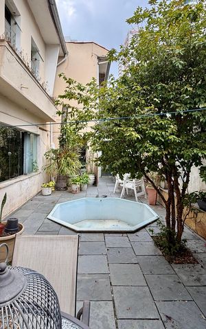 Casa para alugar com 240m², 6 quartos e 3 vagas Casa para alugar com 240m², 6 quartos e 3 vagasQuintal