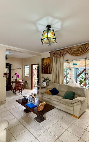 Casa para alugar com 240m², 6 quartos e 3 vagas Casa para alugar com 240m², 6 quartos e 3 vagasSala