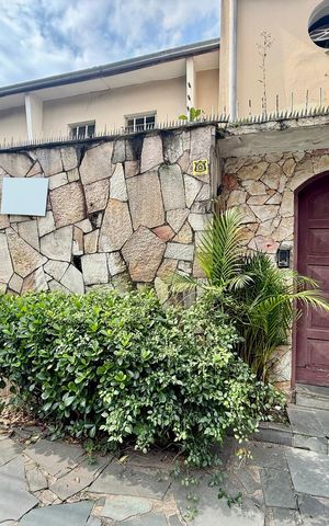 Casa para alugar com 240m², 6 quartos e 3 vagas Casa para alugar com 240m², 6 quartos e 3 vagasFachada