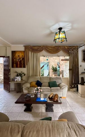 Casa para alugar com 240m², 6 quartos e 3 vagas Casa para alugar com 240m², 6 quartos e 3 vagasSala