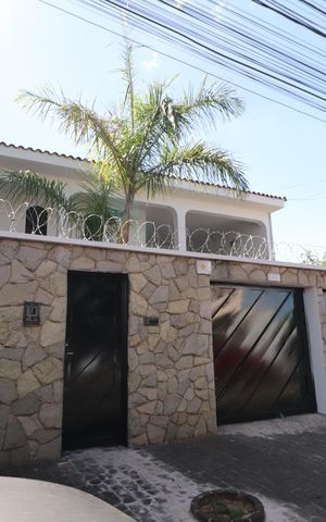 Casa para alugar com 350m², 4 quartos e 4 vagasFachada
