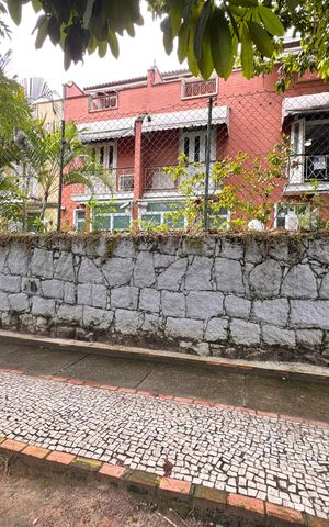 Casa de condomínio à venda com 220m², 3 quartos e 2 vagas Casa de condomínio à venda com 220m², 3 quartos e 2 vagasPlaquinha Quinto Andar