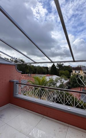 Casa de condomínio à venda com 220m², 3 quartos e 2 vagas Casa de condomínio à venda com 220m², 3 quartos e 2 vagasSuíte 2 - Varanda