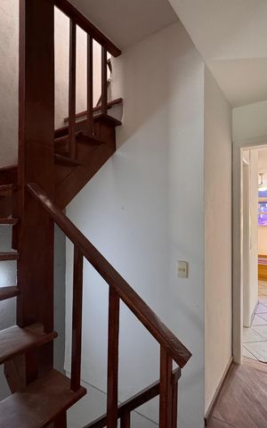 Casa de condomínio à venda com 220m², 3 quartos e 2 vagas Casa de condomínio à venda com 220m², 3 quartos e 2 vagasEscada