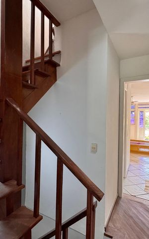 Casa de condomínio à venda com 220m², 3 quartos e 2 vagas Casa de condomínio à venda com 220m², 3 quartos e 2 vagasEscada