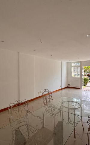 Casa de condomínio à venda com 220m², 3 quartos e 2 vagas Casa de condomínio à venda com 220m², 3 quartos e 2 vagasSala