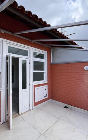 Casa de condomínio à venda com 220m², 3 quartos e 2 vagas Casa de condomínio à venda com 220m², 3 quartos e 2 vagasSuíte 2 - Varanda