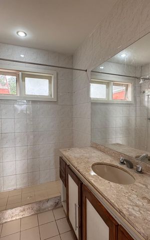 Casa de condomínio à venda com 220m², 3 quartos e 2 vagas Casa de condomínio à venda com 220m², 3 quartos e 2 vagasSuíte 2 - Banheiro