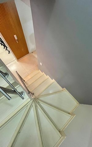 Casa de condomínio à venda com 95m², 3 quartos e 2 vagas Casa de condomínio à venda com 95m², 3 quartos e 2 vagasEscada