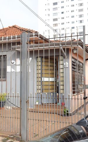 Casa à venda com 234m², 2 quartos e 7 vagasFachada e portão