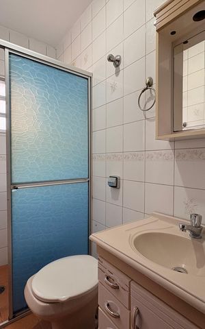 Casa à venda com 191m², 3 quartos e 2 vagas Casa à venda com 191m², 3 quartos e 2 vagasBanheiro social
