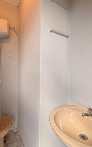 Casa à venda com 191m², 3 quartos e 2 vagas Casa à venda com 191m², 3 quartos e 2 vagasBanheiro de serviço