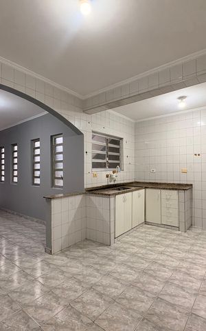 Casa à venda com 191m², 3 quartos e 2 vagas Casa à venda com 191m², 3 quartos e 2 vagasCozinha