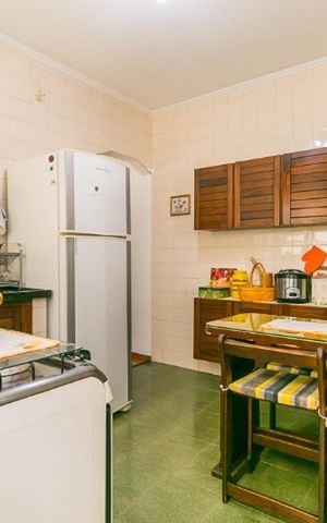 Casa à venda com 122m², 2 quartos e 2 vagas Casa à venda com 122m², 2 quartos e 2 vagasCozinha