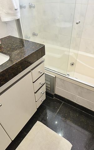 Apartamento à venda com 267m², 4 quartos e 4 vagas Apartamento à venda com 267m², 4 quartos e 4 vagasBanheiro Suíte