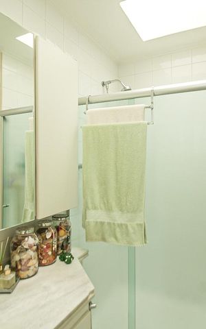Apartamento à venda com 124m², 2 quartos e 4 vagas Apartamento à venda com 124m², 2 quartos e 4 vagasBanheiro da Suíte