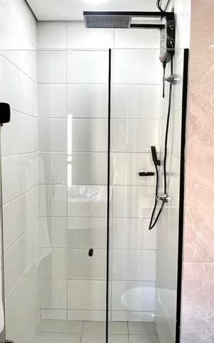 Studio à venda com 26m², 1 quarto e sem vagaBanheiro com chuveiro e banheira, com piso de porcelanato e paredes de cerâmica.