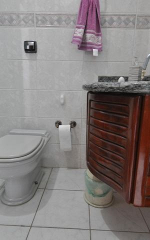 Casa à venda com 405m², 3 quartos e 7 vagasBanheiro da  Suíte 2