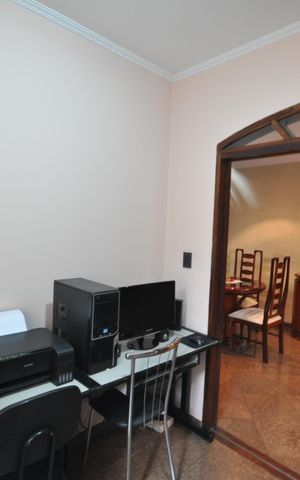 Casa à venda com 405m², 3 quartos e 7 vagasEscritório