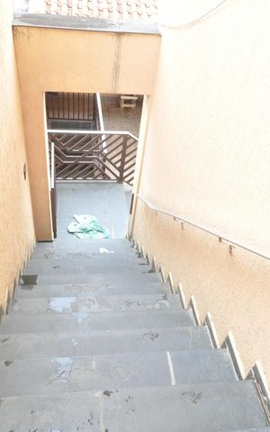 Casa à venda com 405m², 3 quartos e 7 vagasEscada de acesso à área de serviço