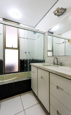 Apartamento à venda com 920m², 6 quartos e 4 vagas Apartamento à venda com 920m², 6 quartos e 4 vagasBanheiro da Suíte 2