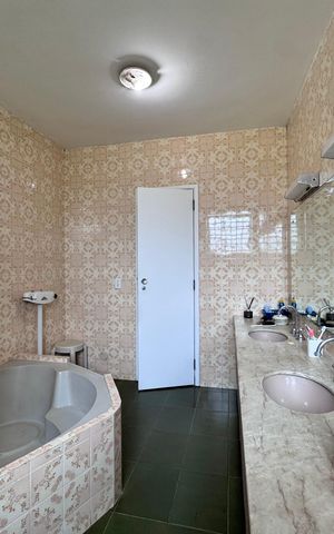 Casa à venda com 4200m², 5 quartos e 5 vagas Casa à venda com 4200m², 5 quartos e 5 vagasSuíte - Banheiro