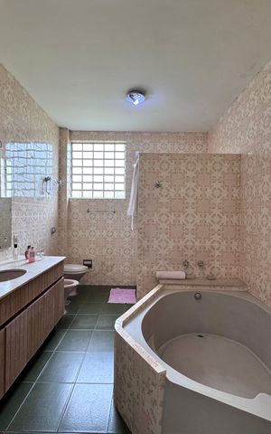 Casa à venda com 4200m², 5 quartos e 5 vagas Casa à venda com 4200m², 5 quartos e 5 vagasSuíte - Banheiro