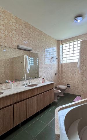 Casa à venda com 4200m², 5 quartos e 5 vagas Casa à venda com 4200m², 5 quartos e 5 vagasSuíte - Banheiro