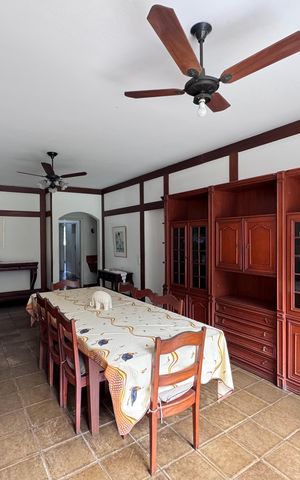Casa à venda com 4200m², 5 quartos e 5 vagas Casa à venda com 4200m², 5 quartos e 5 vagasSala