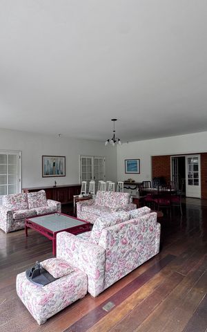 Casa à venda com 4200m², 5 quartos e 5 vagas Casa à venda com 4200m², 5 quartos e 5 vagasSala