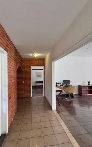 Casa à venda com 4200m², 5 quartos e 5 vagas Casa à venda com 4200m², 5 quartos e 5 vagasSala