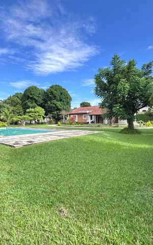 Casa à venda com 4200m², 5 quartos e 5 vagas Casa à venda com 4200m², 5 quartos e 5 vagasÁrea externa