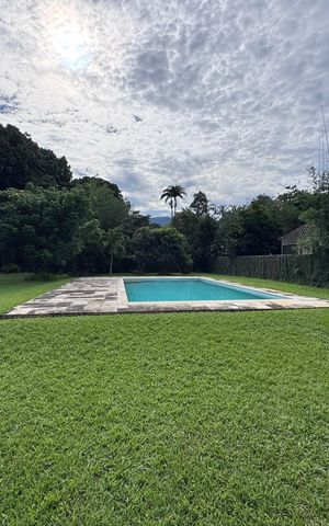 Casa à venda com 4200m², 5 quartos e 5 vagas Casa à venda com 4200m², 5 quartos e 5 vagasÁrea externa