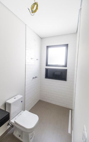 Casa de condomínio à venda com 510m², 4 quartos e 6 vagas Casa de condomínio à venda com 510m², 4 quartos e 6 vagasBanheiro da Suíte