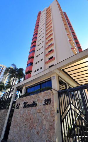 Apartamento à venda com 180m², 3 quartos e 4 vagasFachada
