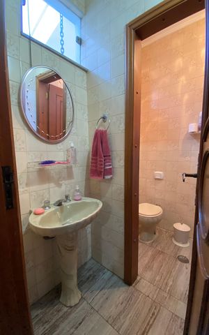 Casa à venda com 320m², 4 quartos e 4 vagas Casa à venda com 320m², 4 quartos e 4 vagasLavabo