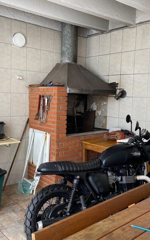 Casa à venda com 320m², 4 quartos e 4 vagas Casa à venda com 320m², 4 quartos e 4 vagasChurrasqueira
