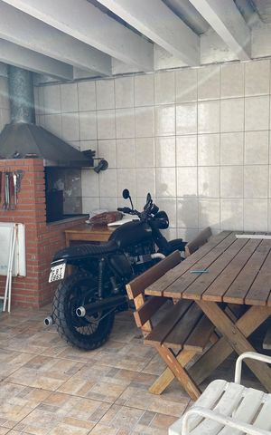 Casa à venda com 320m², 4 quartos e 4 vagas Casa à venda com 320m², 4 quartos e 4 vagasChurrasqueira