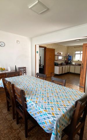 Casa à venda com 320m², 4 quartos e 4 vagas Casa à venda com 320m², 4 quartos e 4 vagasCozinha
