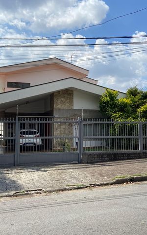Casa à venda com 320m², 4 quartos e 4 vagas Casa à venda com 320m², 4 quartos e 4 vagasFachada