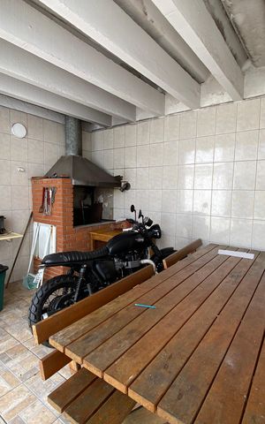 Casa à venda com 320m², 4 quartos e 4 vagas Casa à venda com 320m², 4 quartos e 4 vagasChurrasqueira