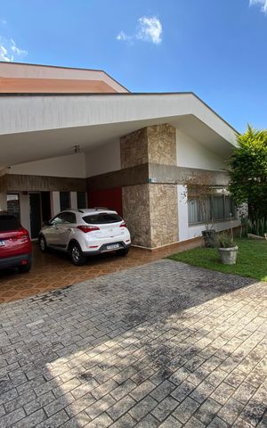 Casa à venda com 320m², 4 quartos e 4 vagas Casa à venda com 320m², 4 quartos e 4 vagasGaragem