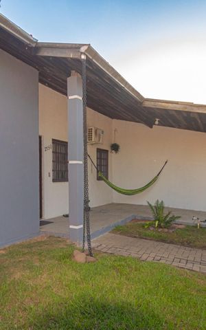 Casa à venda com 100m², 3 quartos e 1 vaga Casa à venda com 100m², 3 quartos e 1 vagaFachada/Jardim
