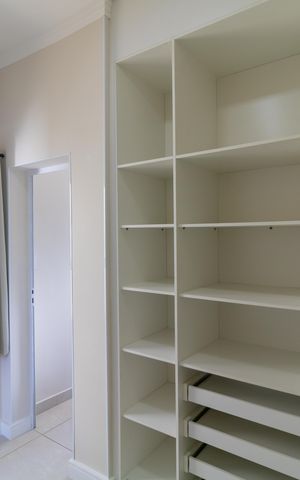 Casa de condomínio à venda com 270m², 3 quartos e 4 vagas Casa de condomínio à venda com 270m², 3 quartos e 4 vagasCloset da Suíte 01
