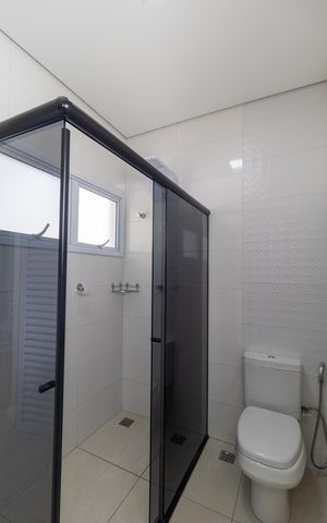 Casa de condomínio à venda com 270m², 3 quartos e 4 vagas Casa de condomínio à venda com 270m², 3 quartos e 4 vagasBanehiro da Suíte 01