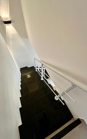 Casa de condomínio à venda com 100m², 2 quartos e 1 vaga Casa de condomínio à venda com 100m², 2 quartos e 1 vagaEscada