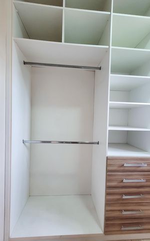 Casa de condomínio à venda com 350m², 5 quartos e 4 vagas Casa de condomínio à venda com 350m², 5 quartos e 4 vagasCloset Suite Master