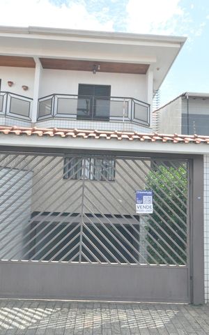 Casa à venda com 250m², 3 quartos e 9 vagasFachada